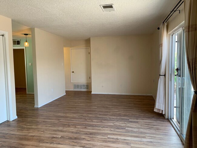 Building Photo - Lovely 2 Bedroom, 2 Bath Home Near Old Town! Available Now!