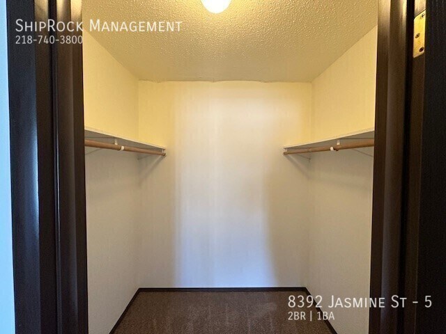 Foto del edificio - Meadowbrook 8392-5