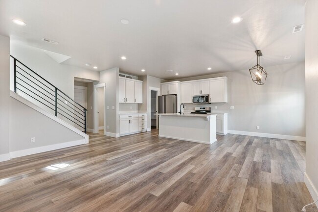Foto del edificio - Awesome end unit 3 Bed 2.5 Bath townhome i...