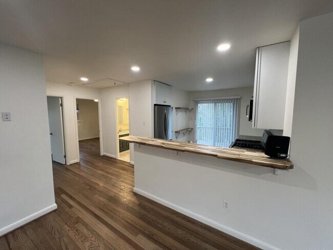 Building Photo - 1056 Marton St