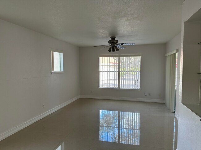 Foto del edificio - 1885 Palm Cove Blvd