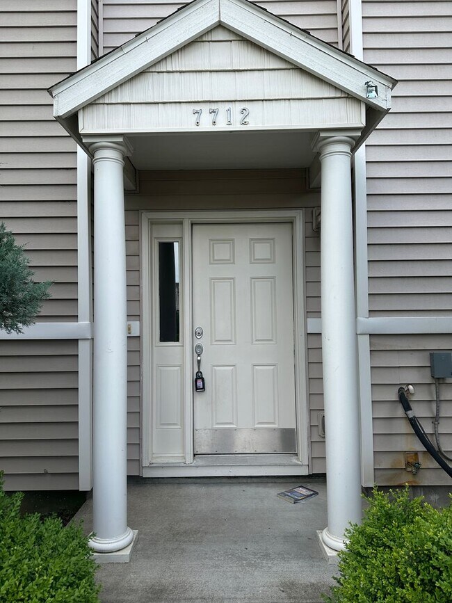 Foto del edificio - 3 bed 3.5 bath Townhome, NEW Paint & Carpe...