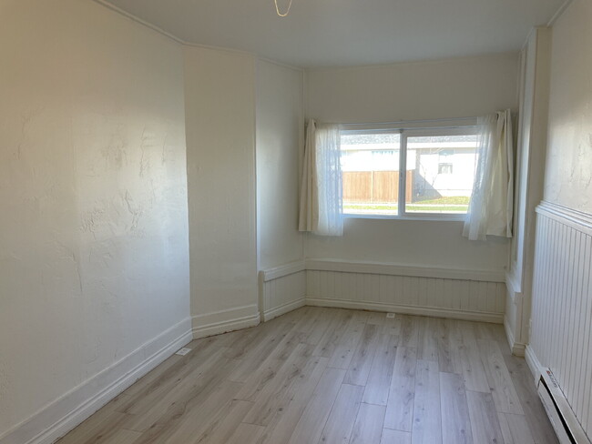 Building Photo - 3 bed 1 bath apartment near the Garland Di...