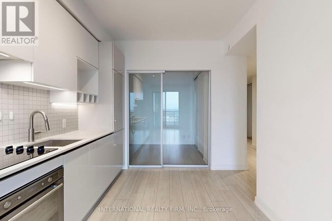 Photo du bâtiment - 950 Portage Pkwy