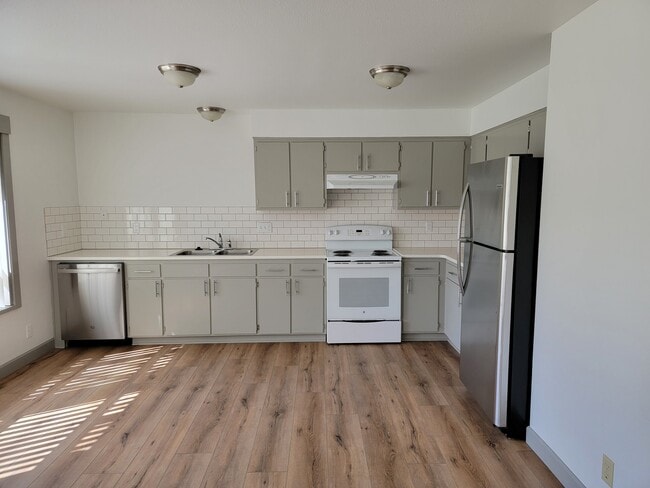 Building Photo - 2044 Assumption St