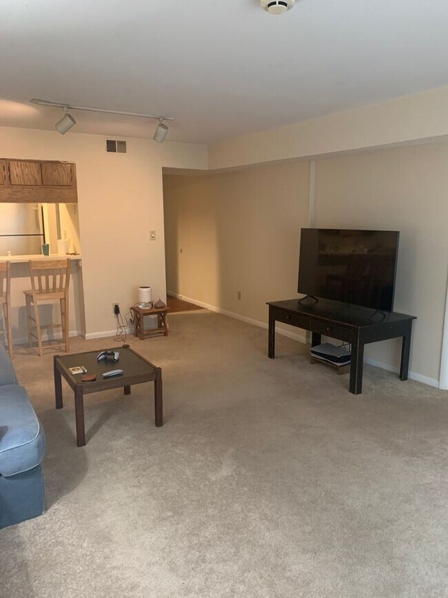 Foto del edificio - Chapel Hill /Chancellors Square Condo