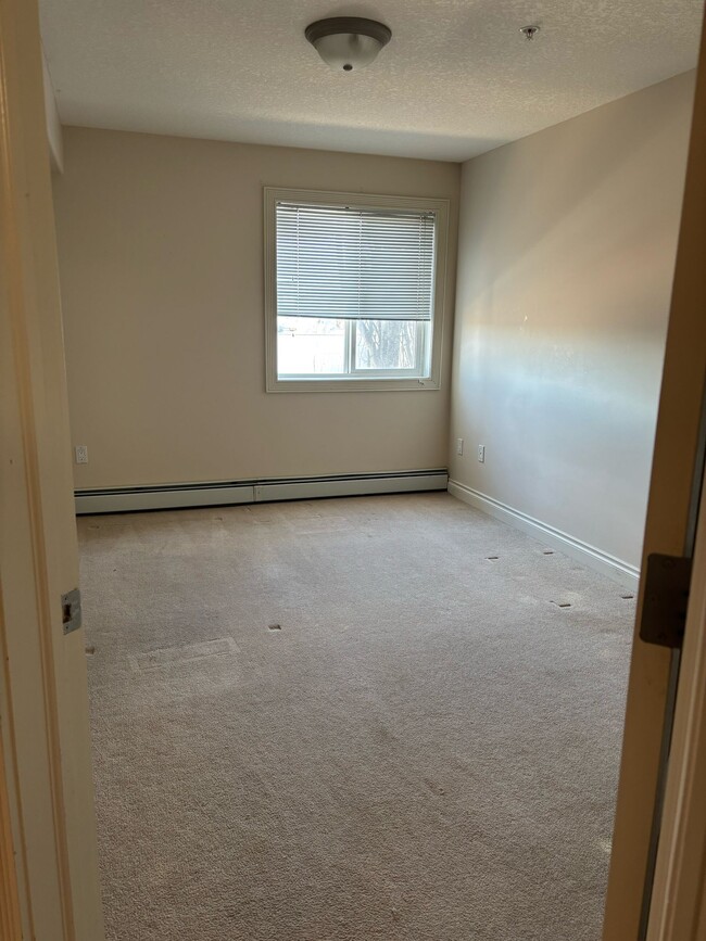 Building Photo - Mainstreet Manor 4910 50 St