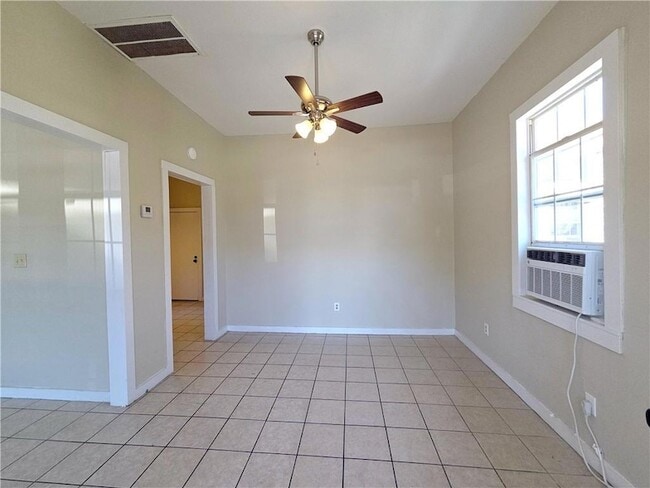 Building Photo - 1625 Rousselin Dr