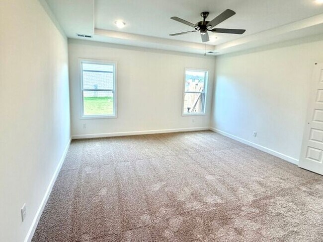 Foto del edificio - Now Leasing a brand new 5-bedroom 3 bath home in Somerville.
