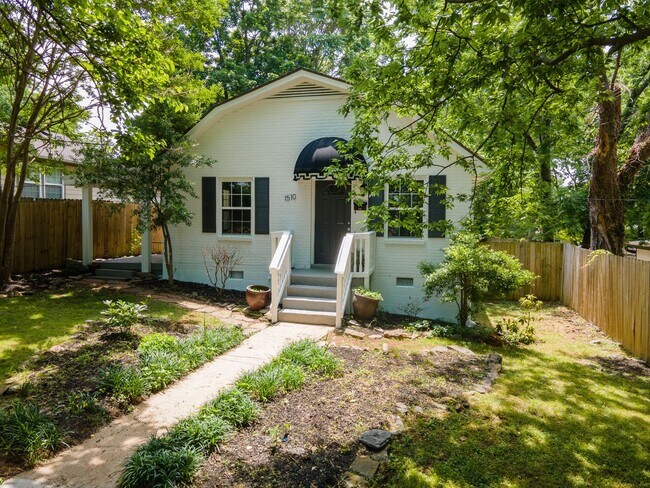 Foto del edificio - **REMODELED EAST NASHVILLE BUNGALOW IN HIG...