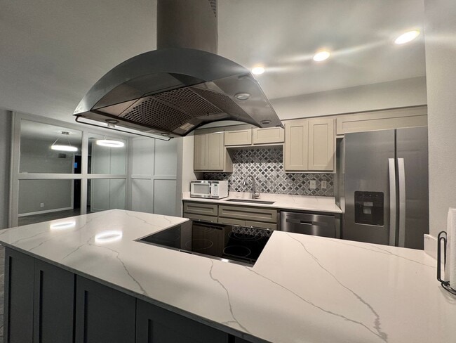 Foto del edificio - SECOND STORY CONDO WITH BILLS PAID