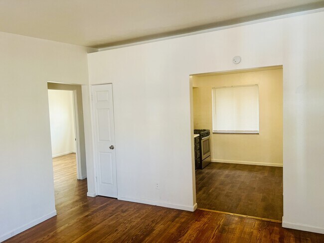 Foto del edificio - 8721 Natural Bridge Rd