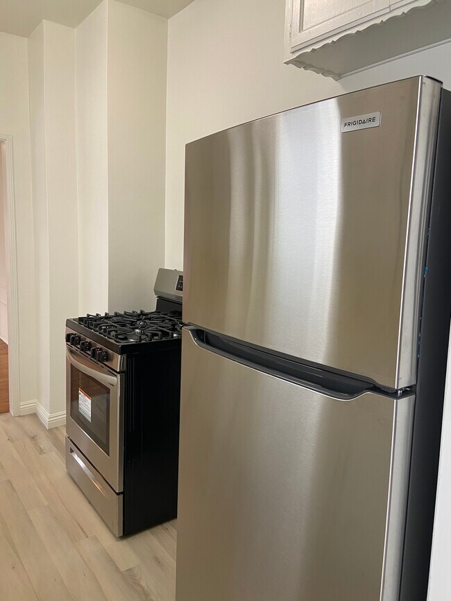new stove refrigerator - 117 S Kings Rd