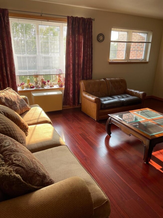 Foto del edificio - 7307 N Port Washington Rd
