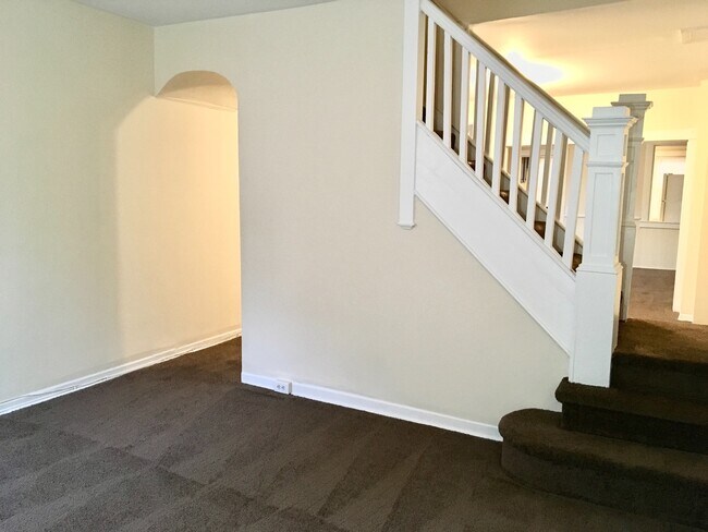 Foto del edificio - Must-see 2 Bed/1 Bath EOG Townhome in Broo...