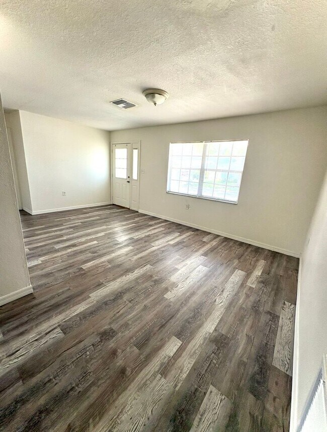 Foto del edificio - 8151 Hixton Dr