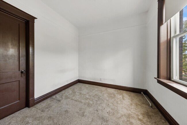 Building Photo - 921 W 31st St