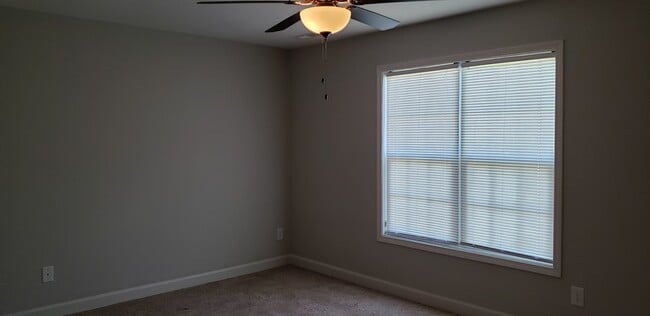 Building Photo - 516 Amberdale Cir W