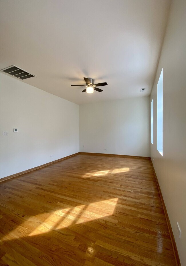 Foto del edificio - 2456 W Moffat St