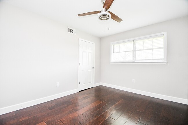 Foto del edificio - 4310 Woodvalley Dr