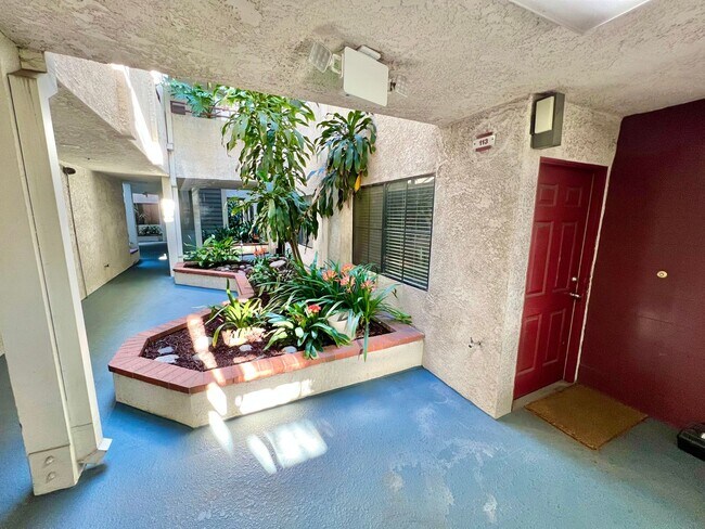 Foto del edificio - Upgraded 1 Bedroom Condo in a Secured Quie...