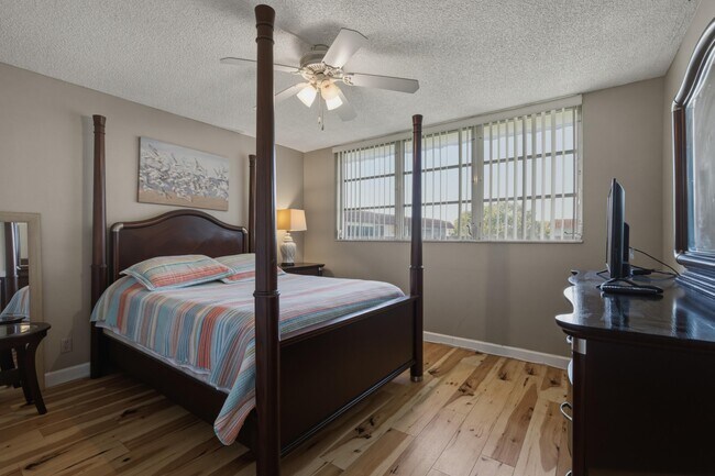 Foto del edificio - 9420 S Hollybrook Lake Dr