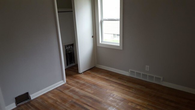 Building Photo - 2033 Eastlawn Ave