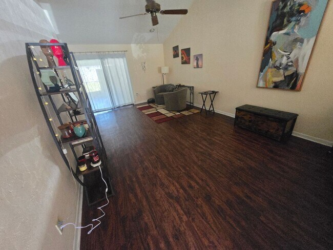 Foto del edificio - 2/2 Condo in the quiet community of Mile Run