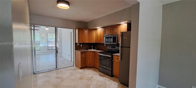 Foto del edificio - 1644 NE 33rd St
