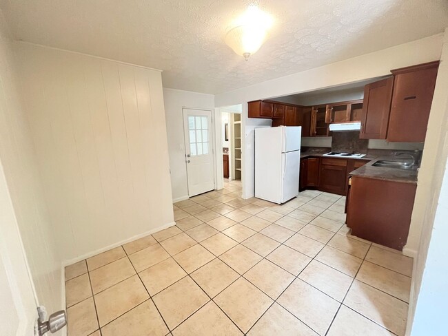 Building Photo - 2 Bed 1 Bath Basement Unit of Duplex House...