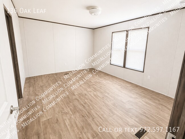 Foto del edificio - 136 Oak Leaf