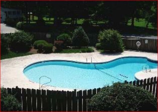 ¡Diversión refrescante en la piscina este verano! - 2003 Aspen Way