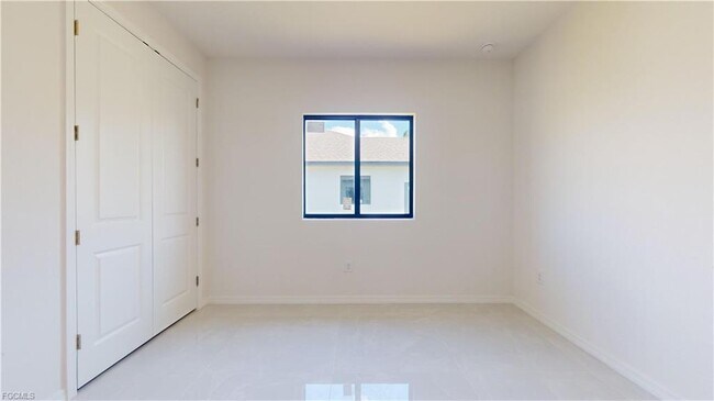 Foto del edificio - 2421 NW 24th St