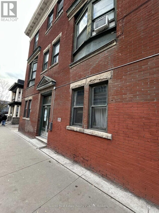 Building Photo - 596 Church St