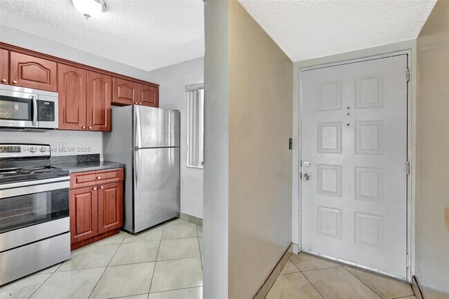 Foto del edificio - 8720 N Sherman Cir