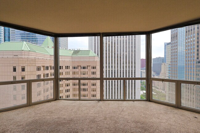 Building Photo - 222 N Columbus Dr