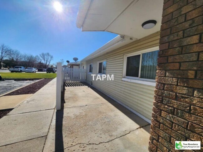 Foto del edificio - Homey three bedroom