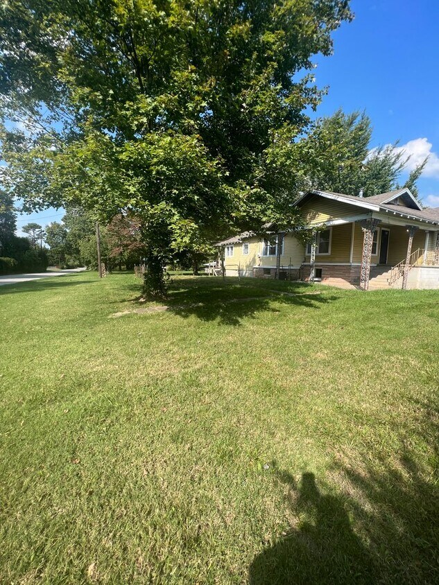 Primary Photo - 3 bedroom/1.5 bathroom house