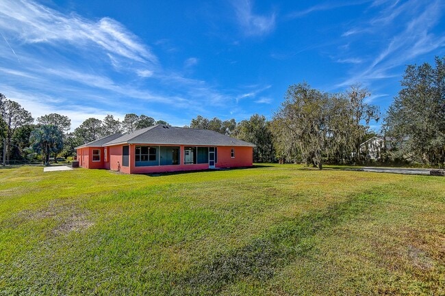 Building Photo - Beautiful 4/3/3 on a private 1 acre lot.