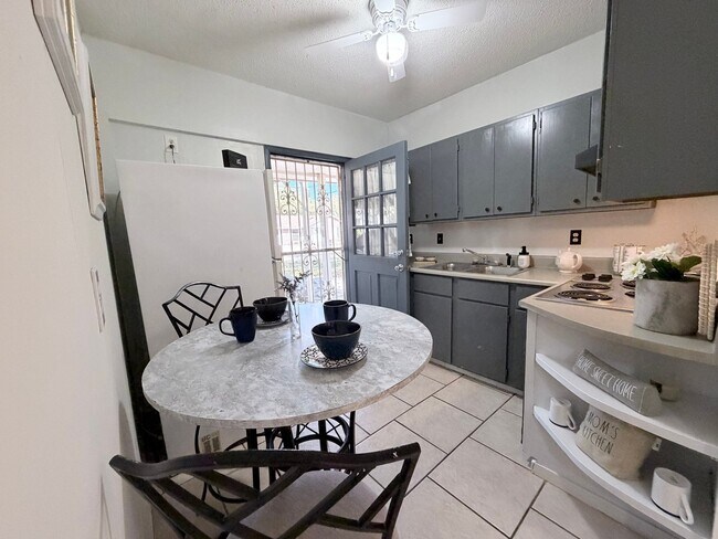 Foto del edificio - 7418 Meadow Cliff St