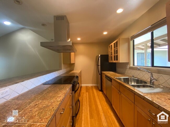Building Photo - 2BD/2BA Upper-Level Condo on Sonoma's East...