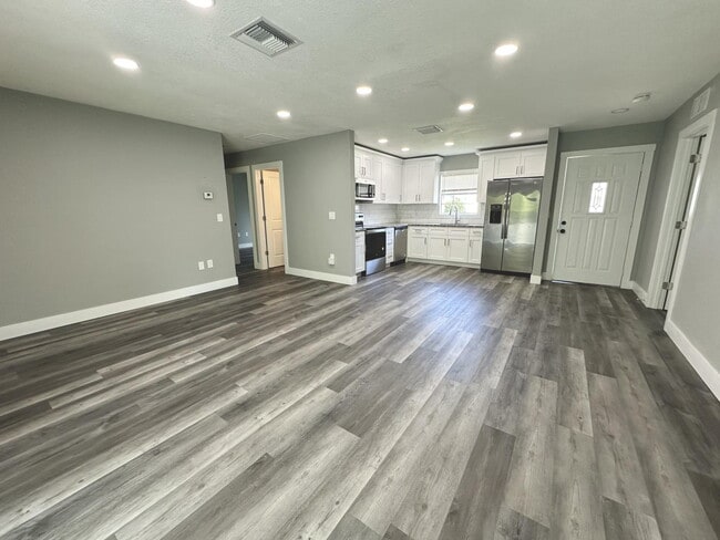 Building Photo - "Charming 3-Bed Oasis with 2 Baths in New ...