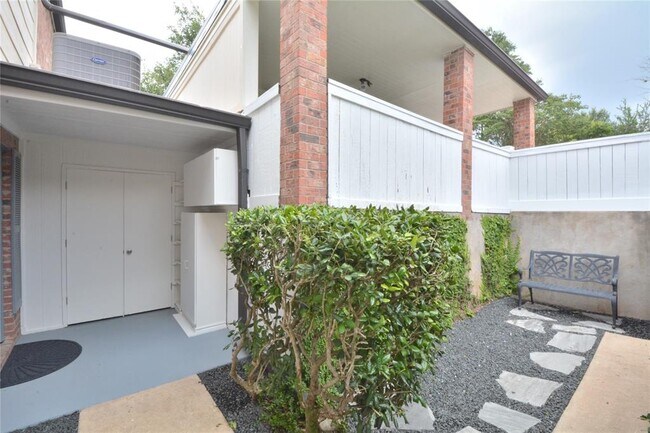 Building Photo - 6532 E Hill Dr