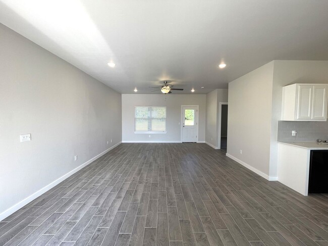 Building Photo - $500 OFF FIRST FULL MONTHS RENT! Welcome t...