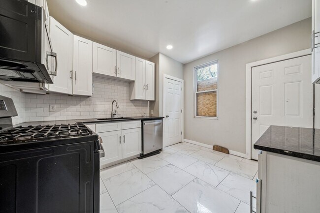 Building Photo - Spacious 4 bedroom renovation home