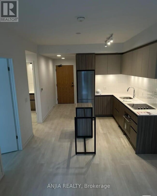 Building Photo - 8 Beverley Glen Blvd