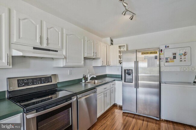 Building Photo - 203 Yoakum Pkwy