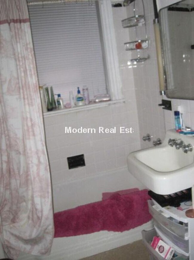 Building Photo - Allston 1 Bedroom Apartment - NO BROKER FEE