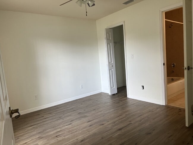 Building Photo - Charming 3 Bed, 2 Bath Home in North Port,...