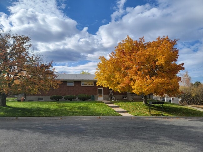 Building Photo - 316 N Oregon St